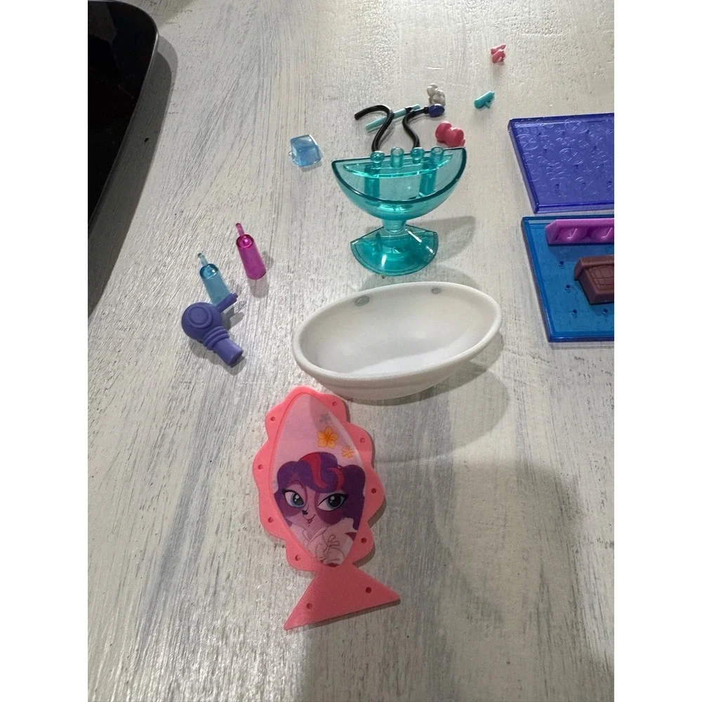 LPS Hasbro Littlest Pet Shop‎ Pet Retreat Play set Pets  and Accessories LOT